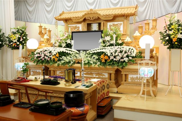 祭壇と添えられた花